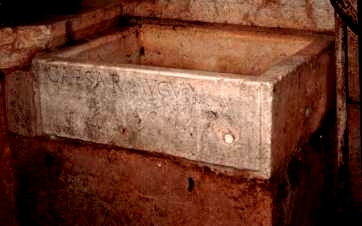 Piedra con inscripción CAESAR AVGV
